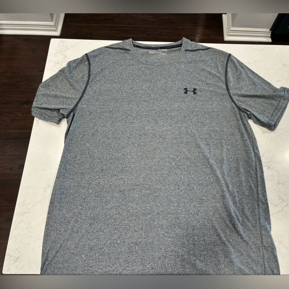 Men’s Under Armour heat gear tee size XL